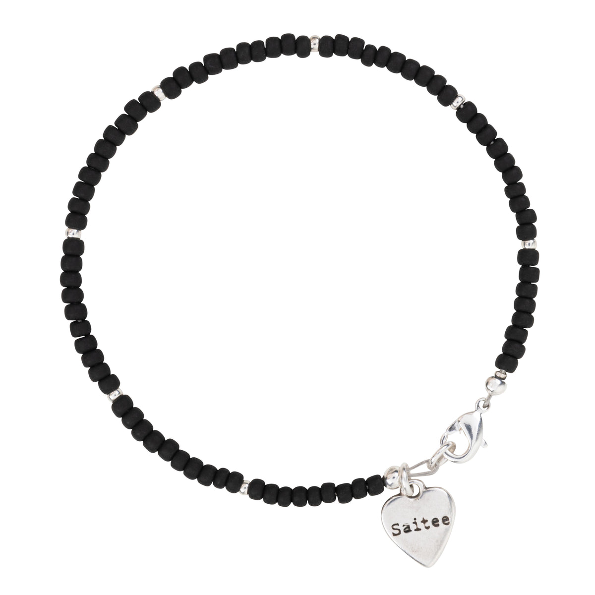 mat zwart kralenarmbandje met hartje