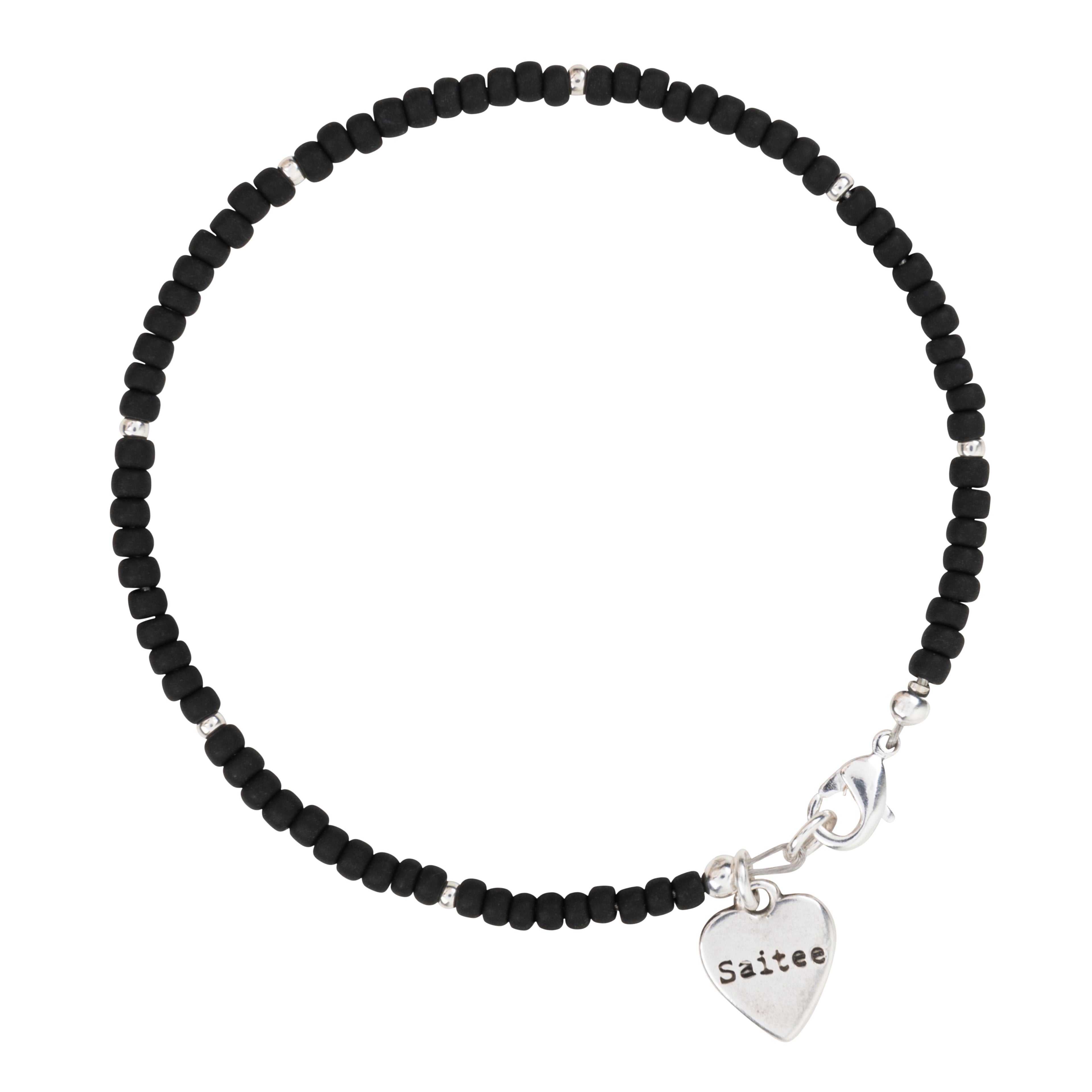 mat zwart kralenarmbandje met hartje