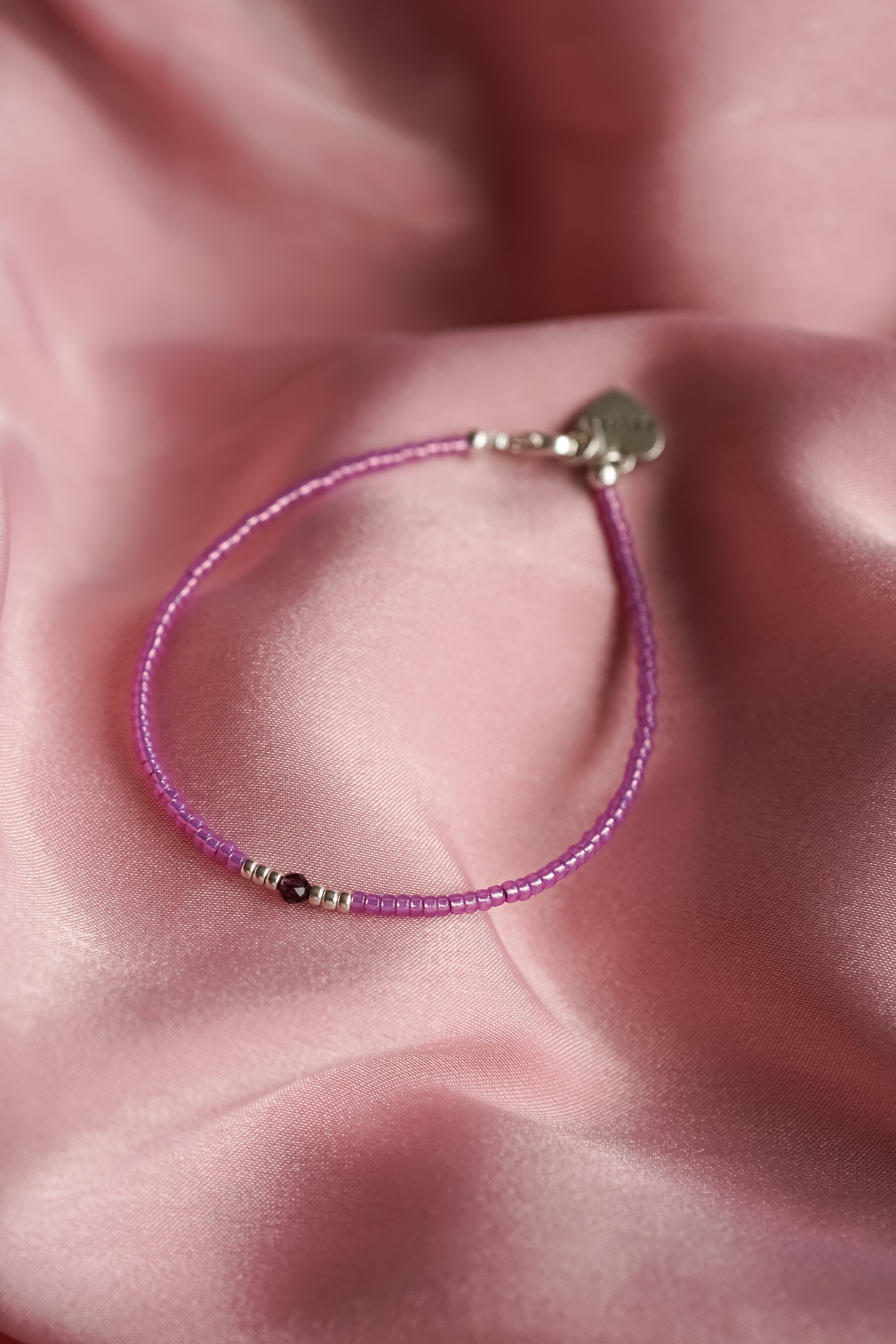 roze lila kralenarmbandje met hartjesbedel