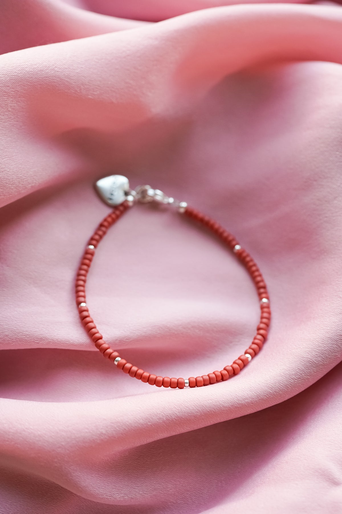 terra kralenarmbandje met hartjesbedel