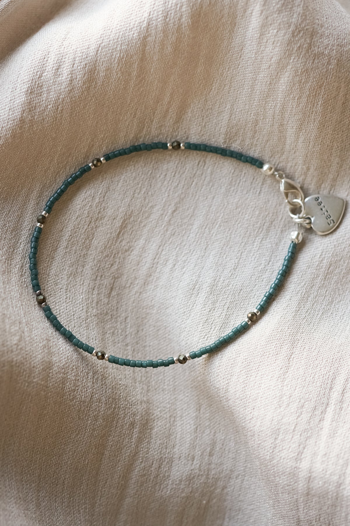 groen fijn kralenarmbandje met hartjesbedel