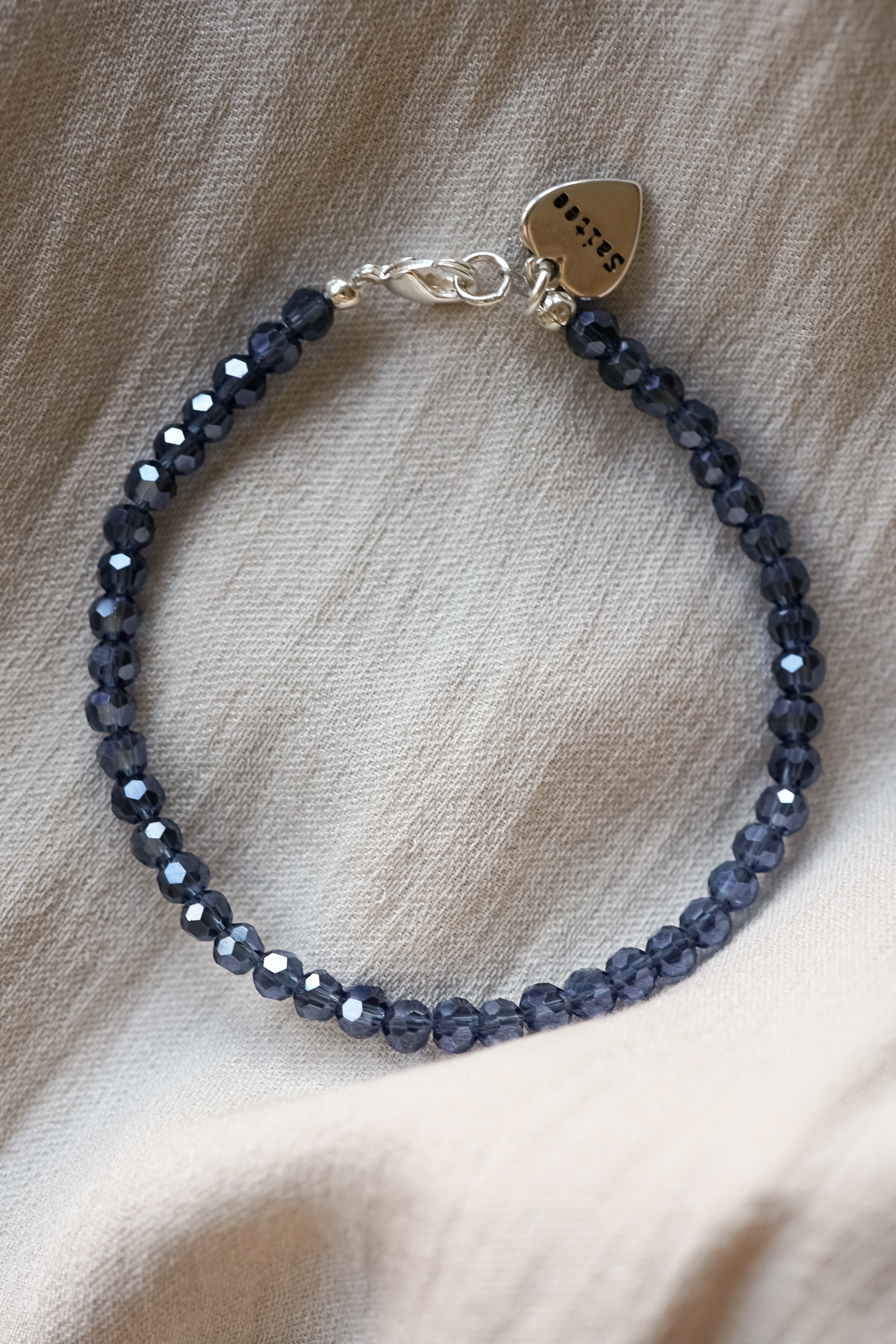 denim donkerblauw glimmend kralenarmbandje met hartjes bedel