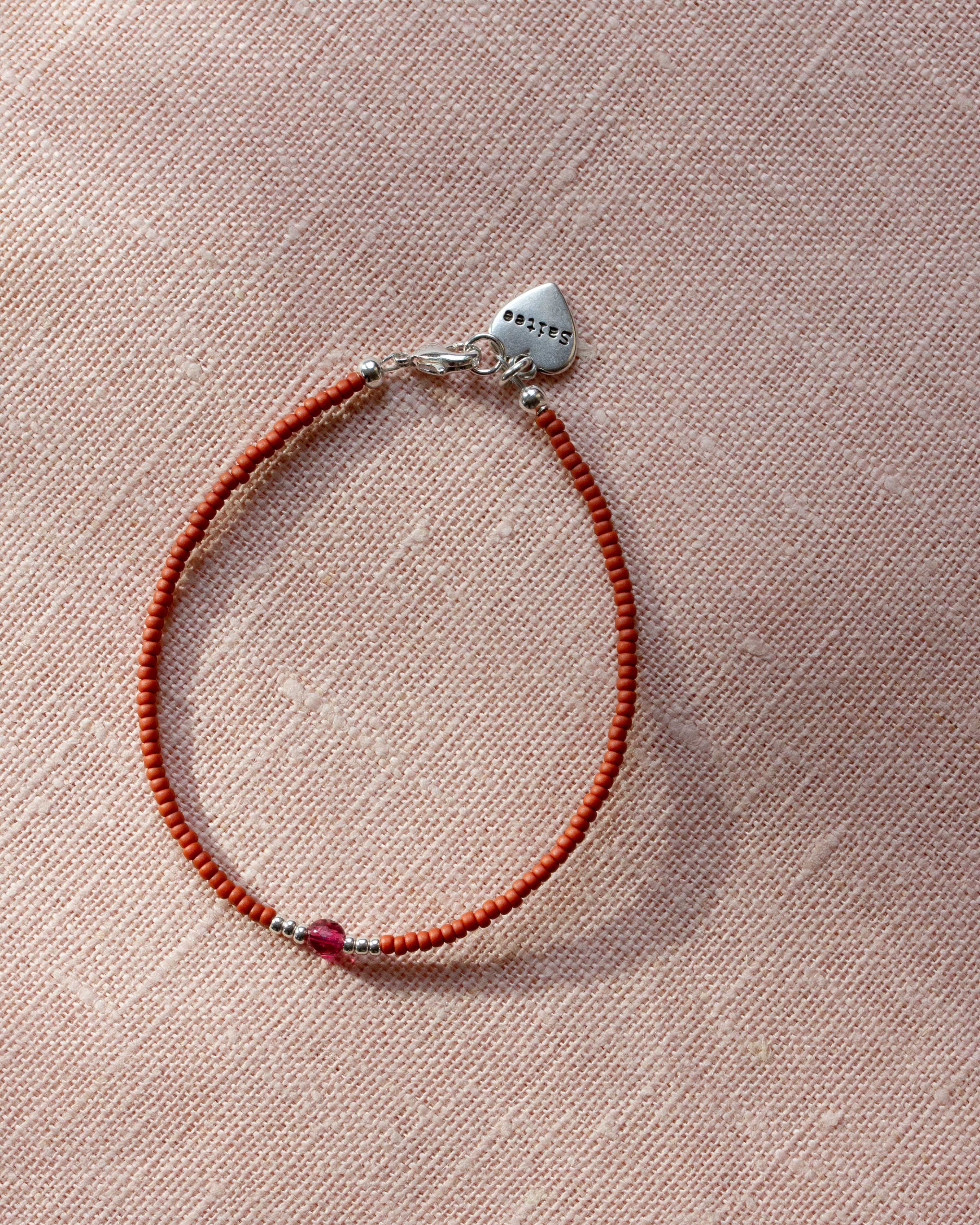 On fire Saitee armbandje