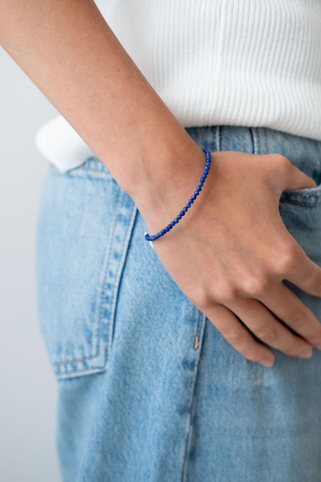 blauw lapis lazuli armbandje om damespols