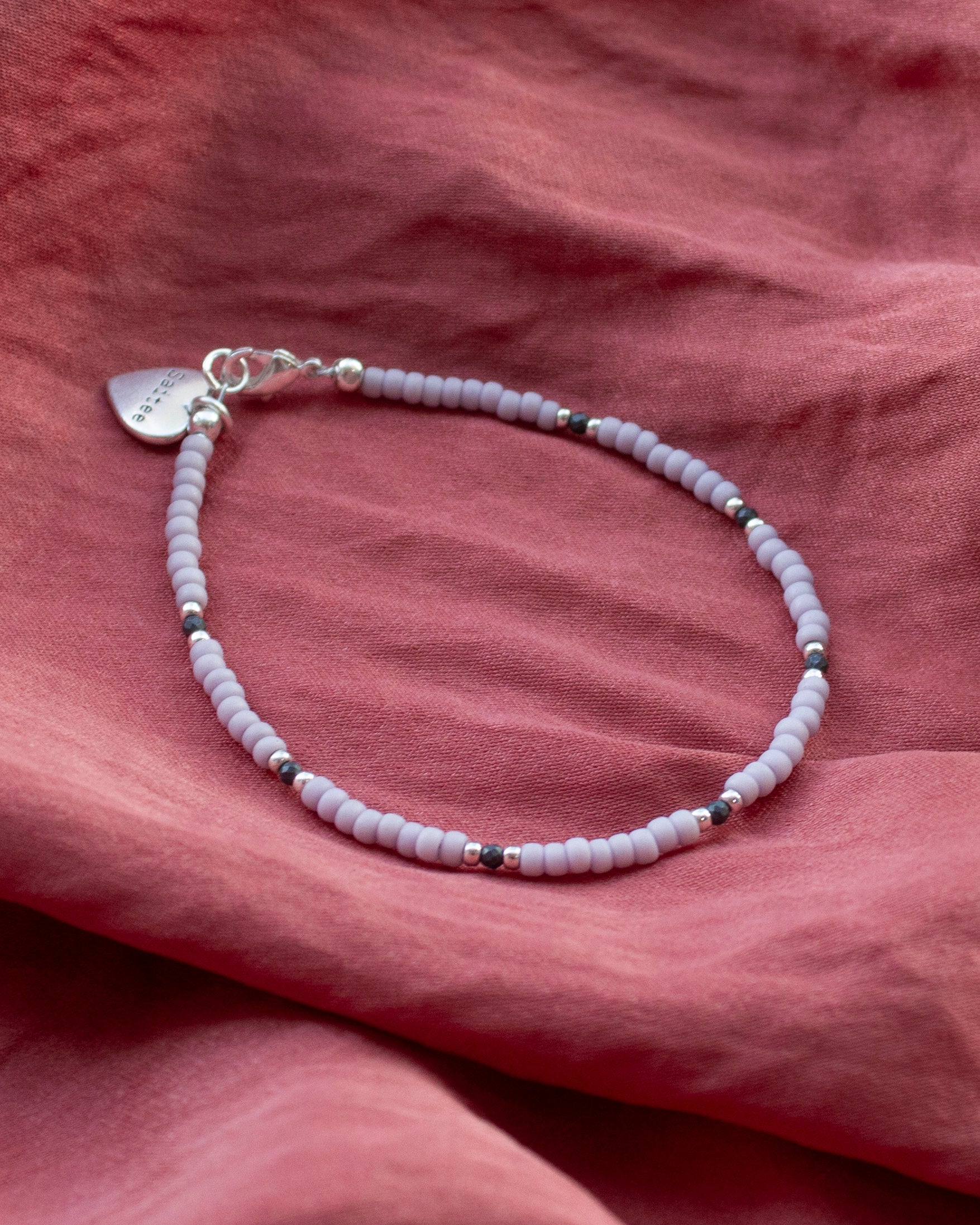 mat lila fijn kralenarmbandje met hartjesbedel