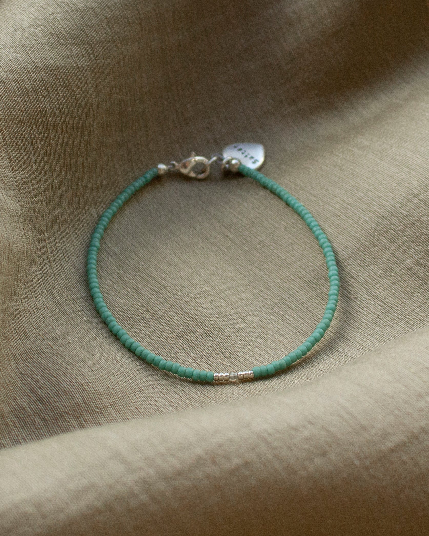 mintgroen fijn kralenarmbandje met hartjesbedel