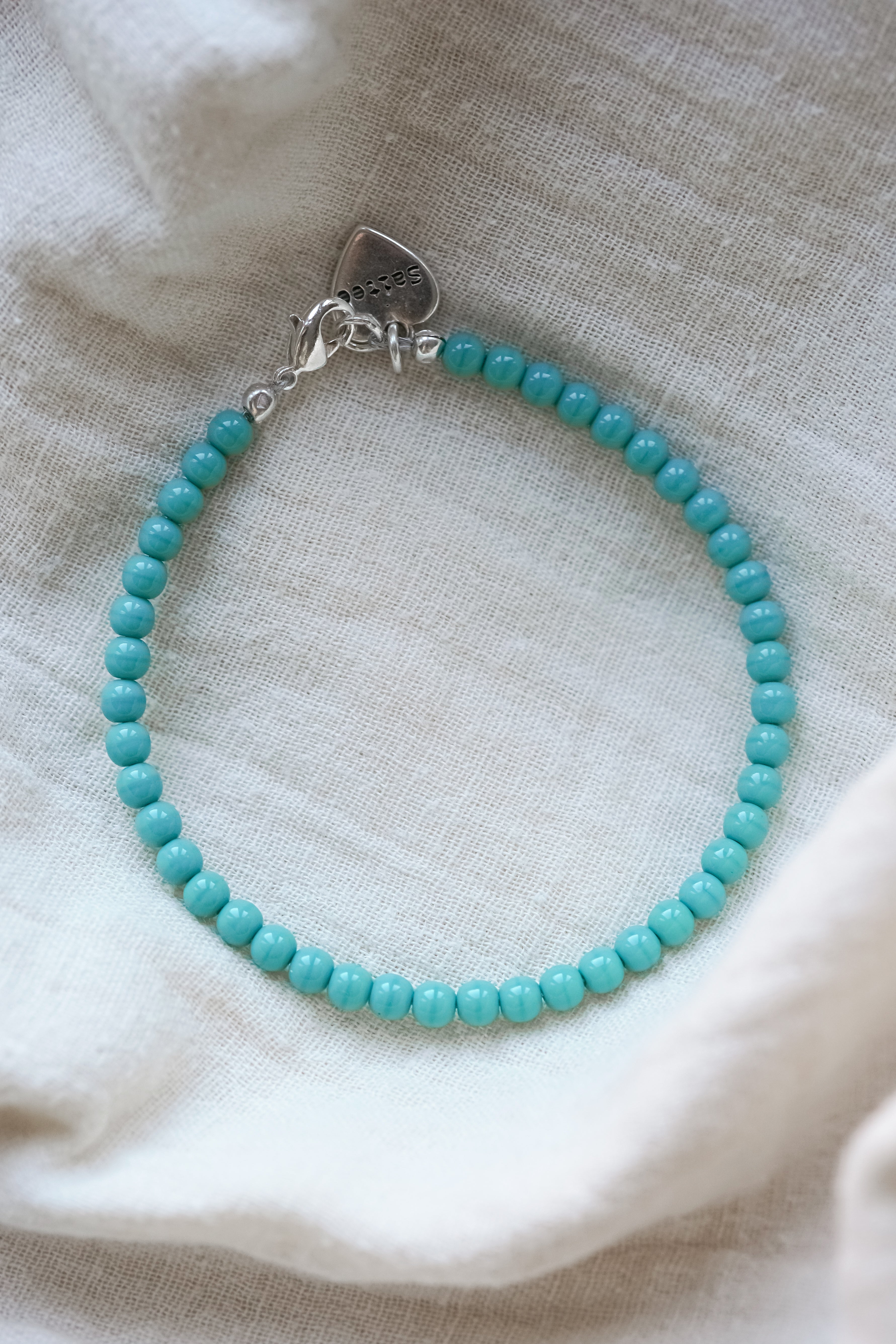 aqua groen blauw kralenarmbandje met hartjesbedel