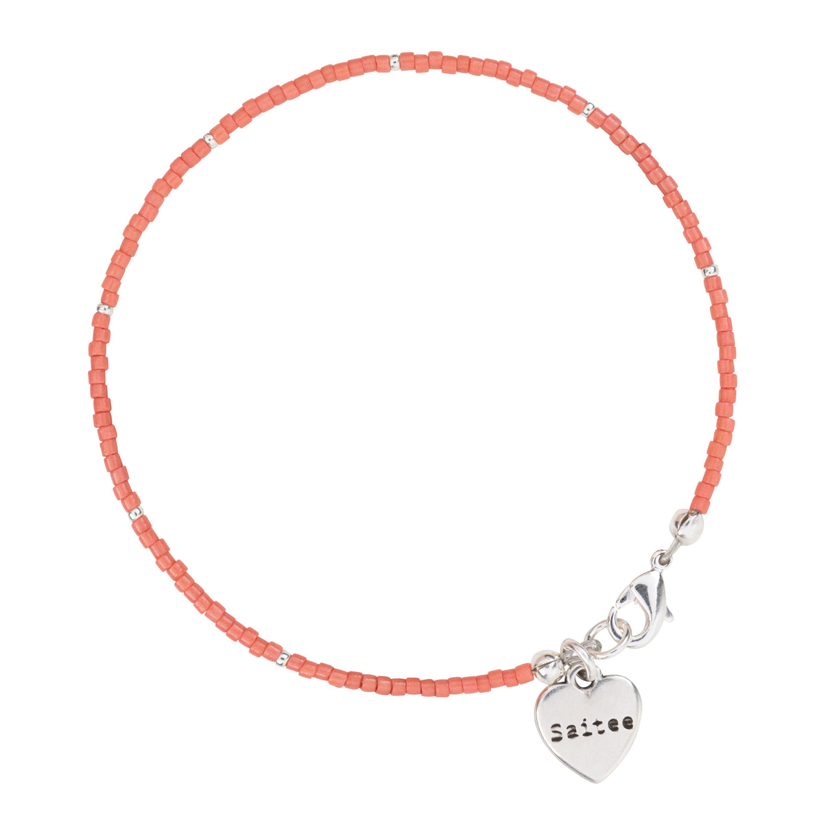 fijn oranjeroze kralenarmbandje met hartje