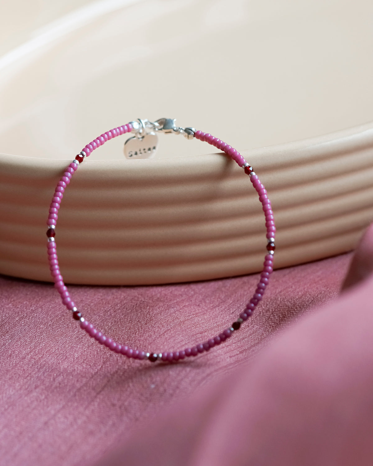 roze paars fijn kralenarmbandje met hartjesbedel