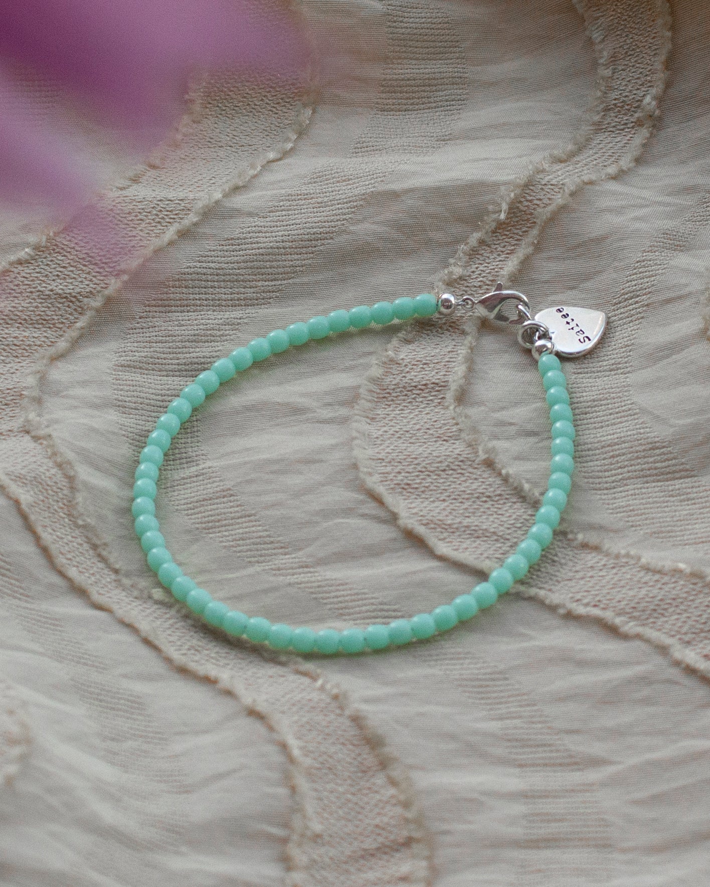 mintgroen kralenarmbandje met hartjesbedel