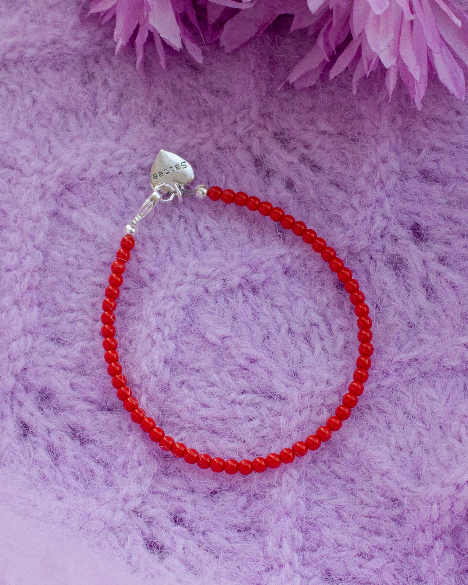 rood kralenarmbandje met hartjesbedel