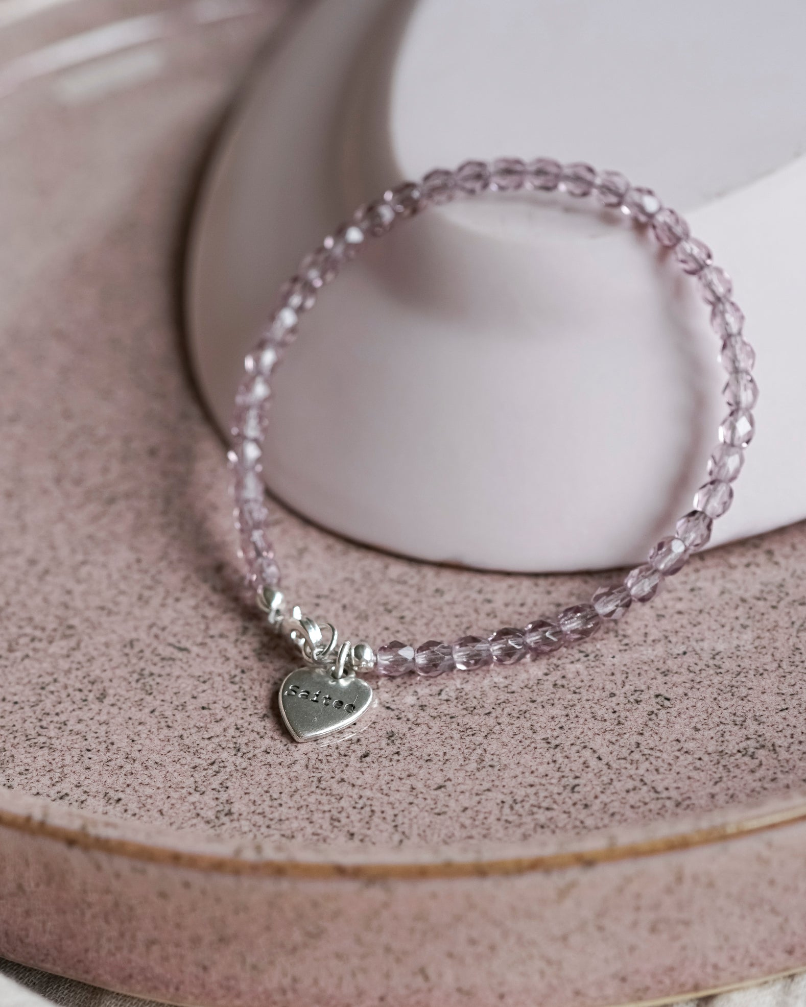 roze lila kralenarmbandje met hartjesbedel