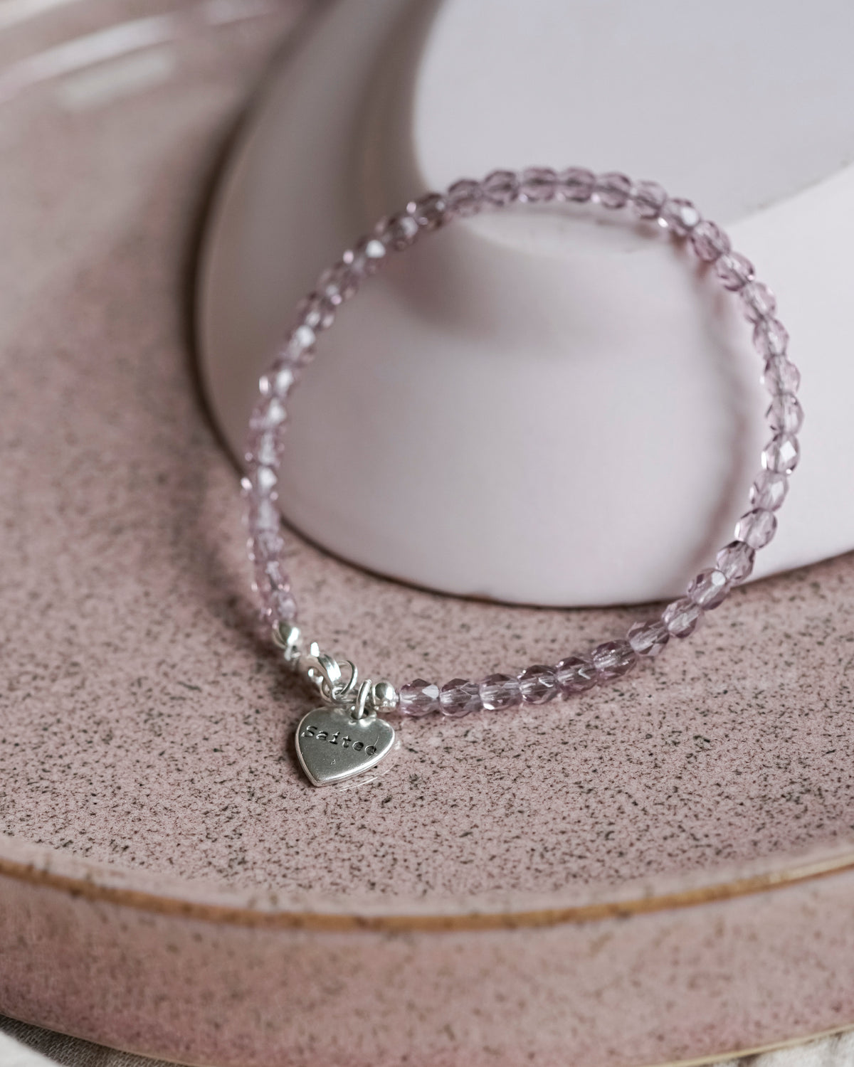 roze lila kralenarmbandje met hartjesbedel