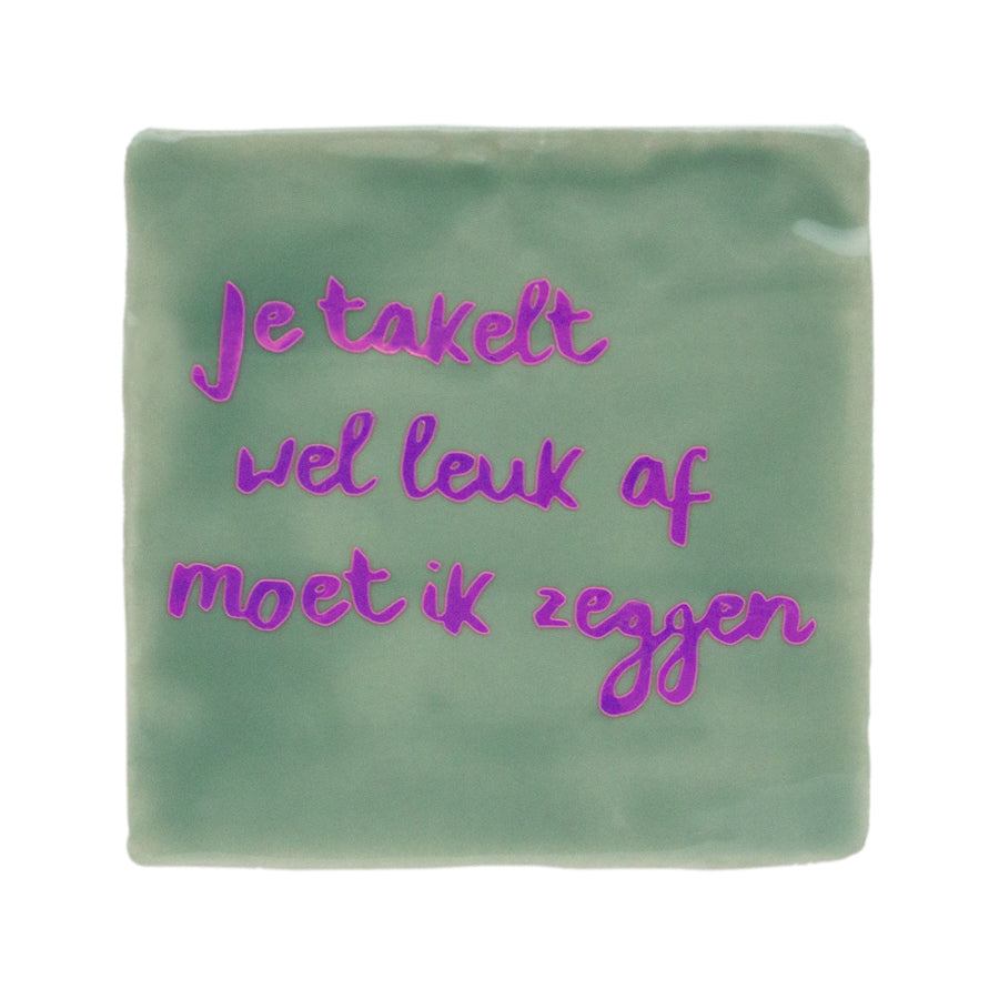 je takelt wel leuk af moet ik zeggen tegeltje groen met quote