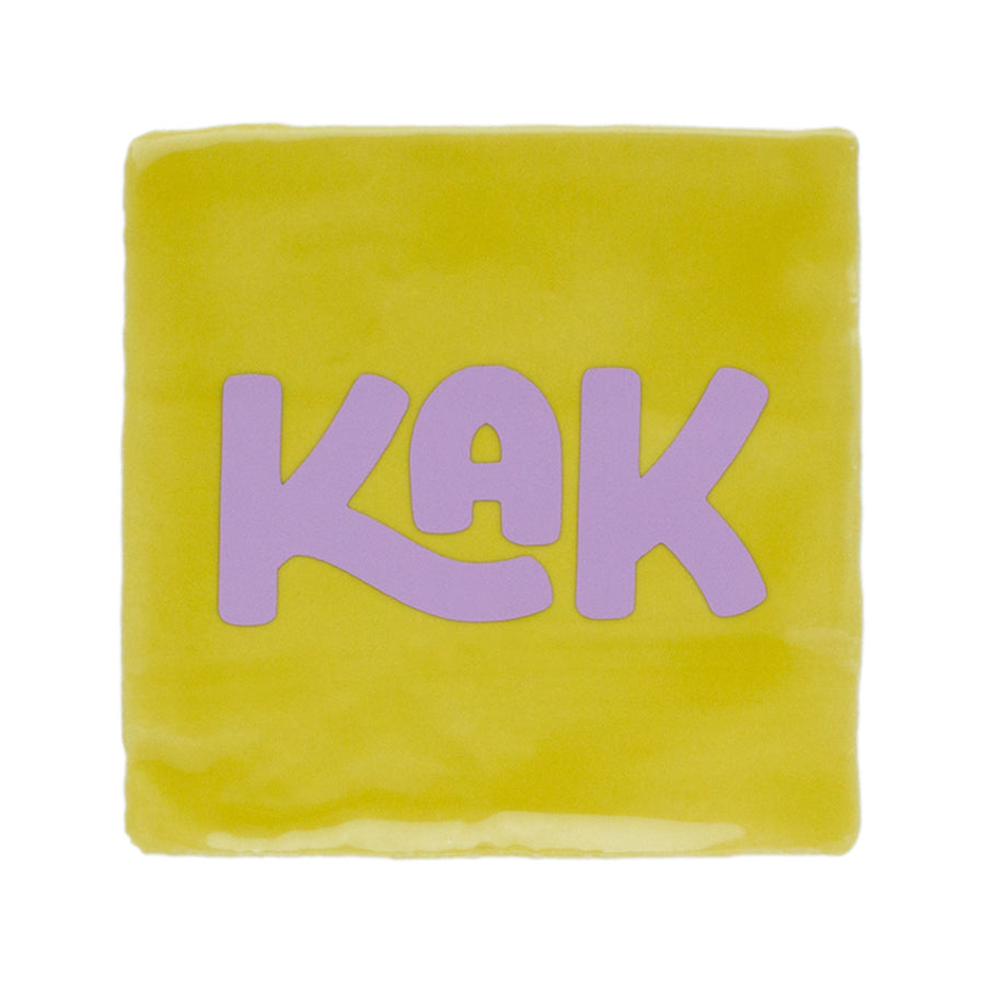 geel tegeltje met lila letters kak