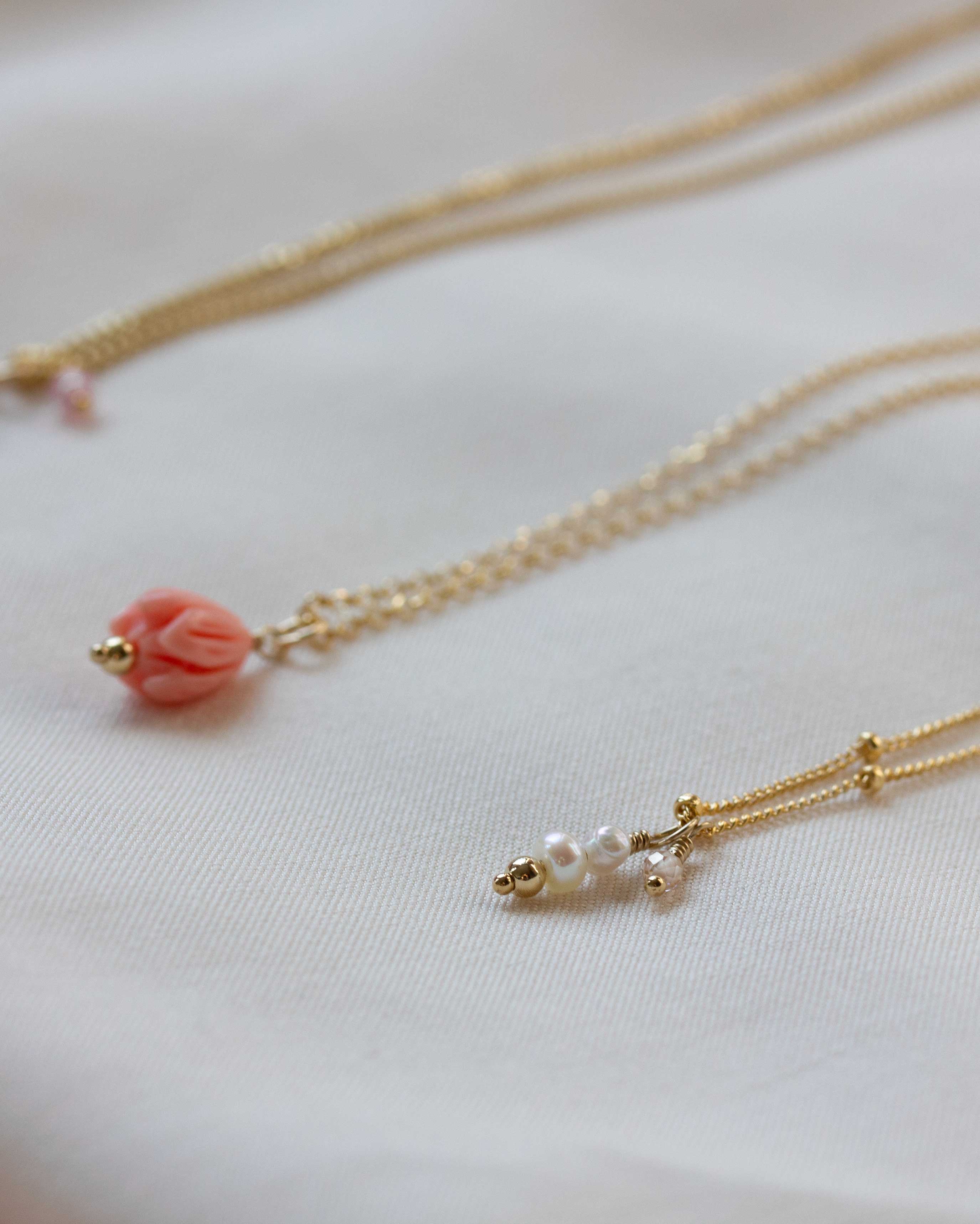 gouden kettinkjes met roze bloem hanger en zoetwaterparel