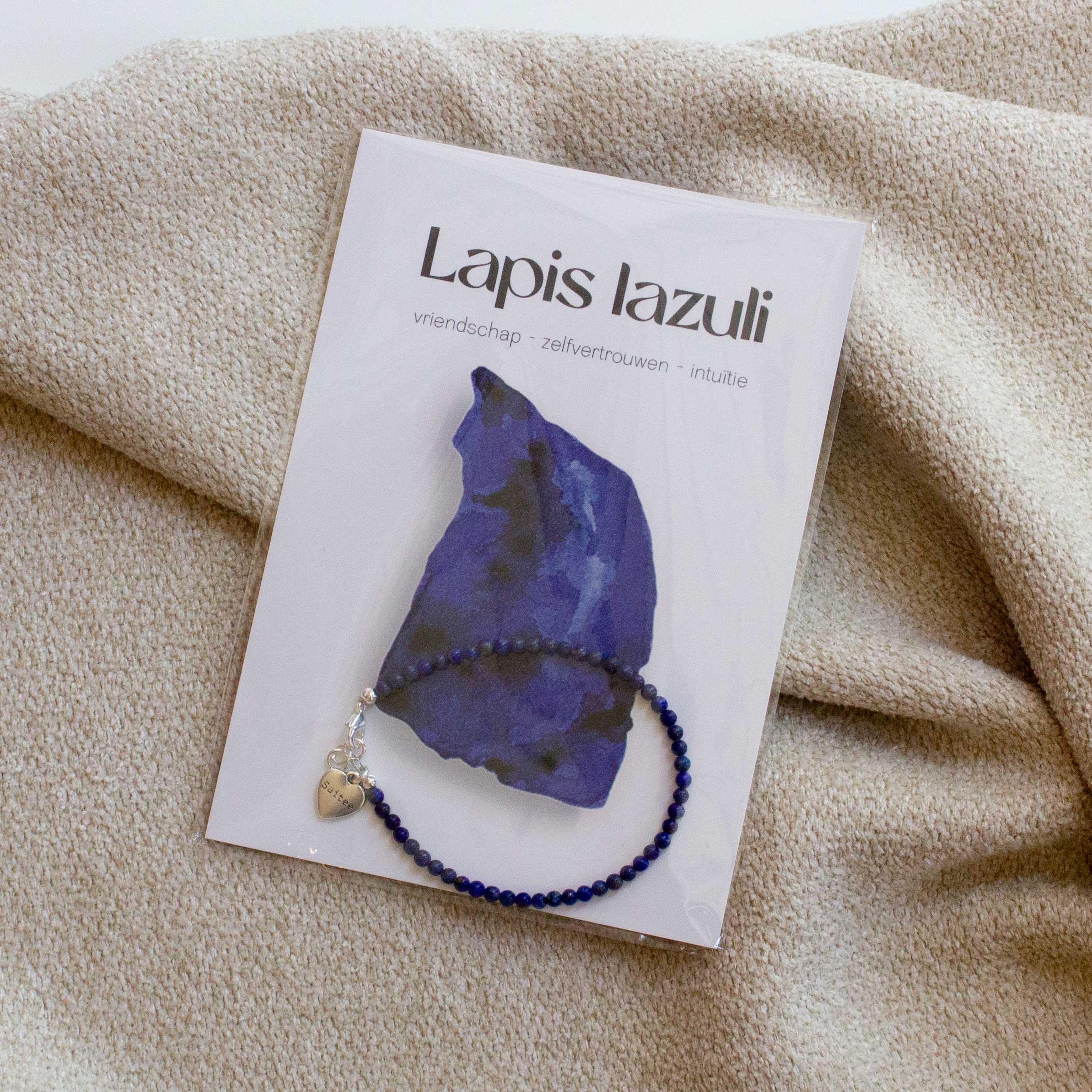 blauw lapis lazuli kralenarmbandje met geïllustreerde kaart met edelsteen