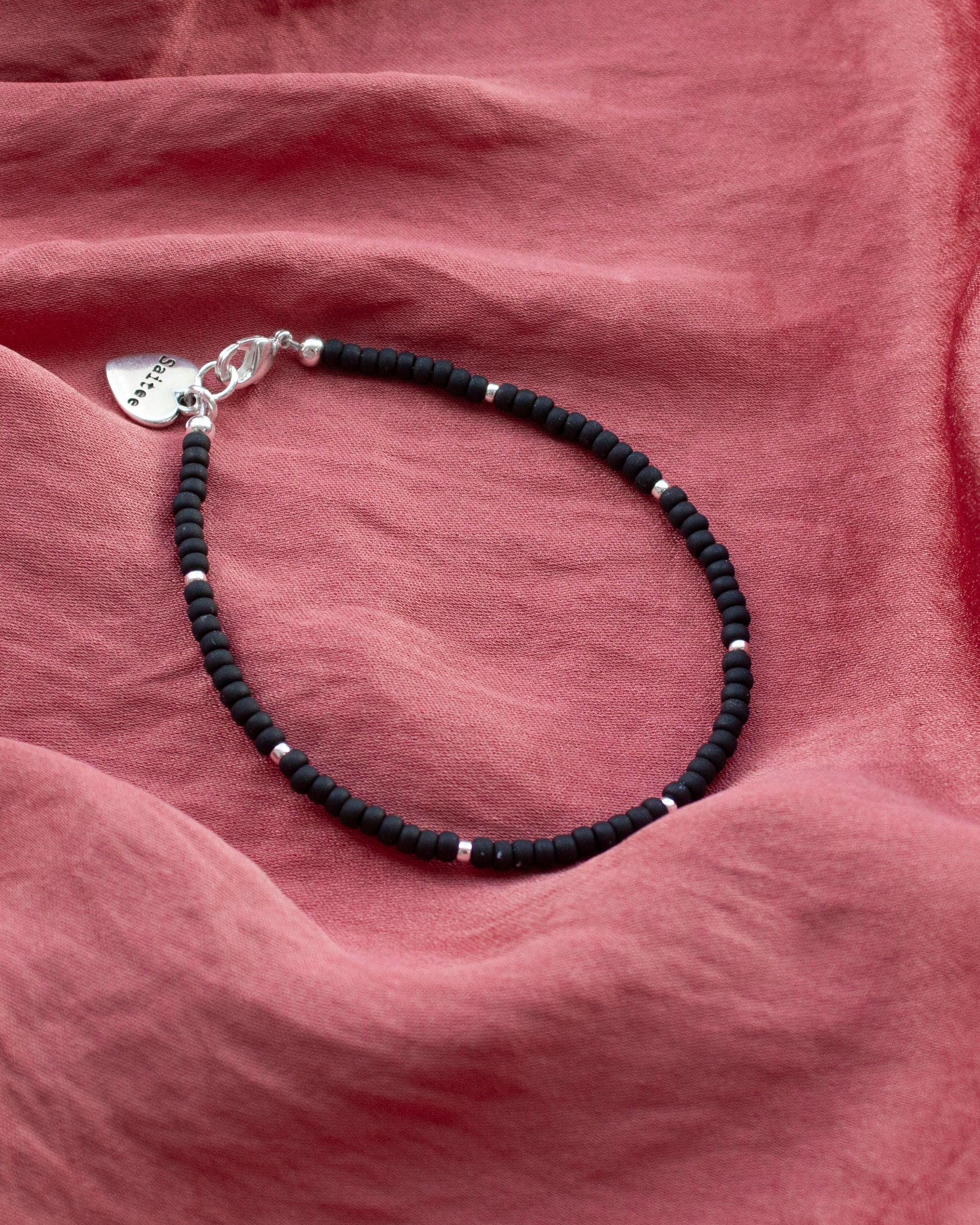 fijn armbandje van mat zwarte kraaltjes