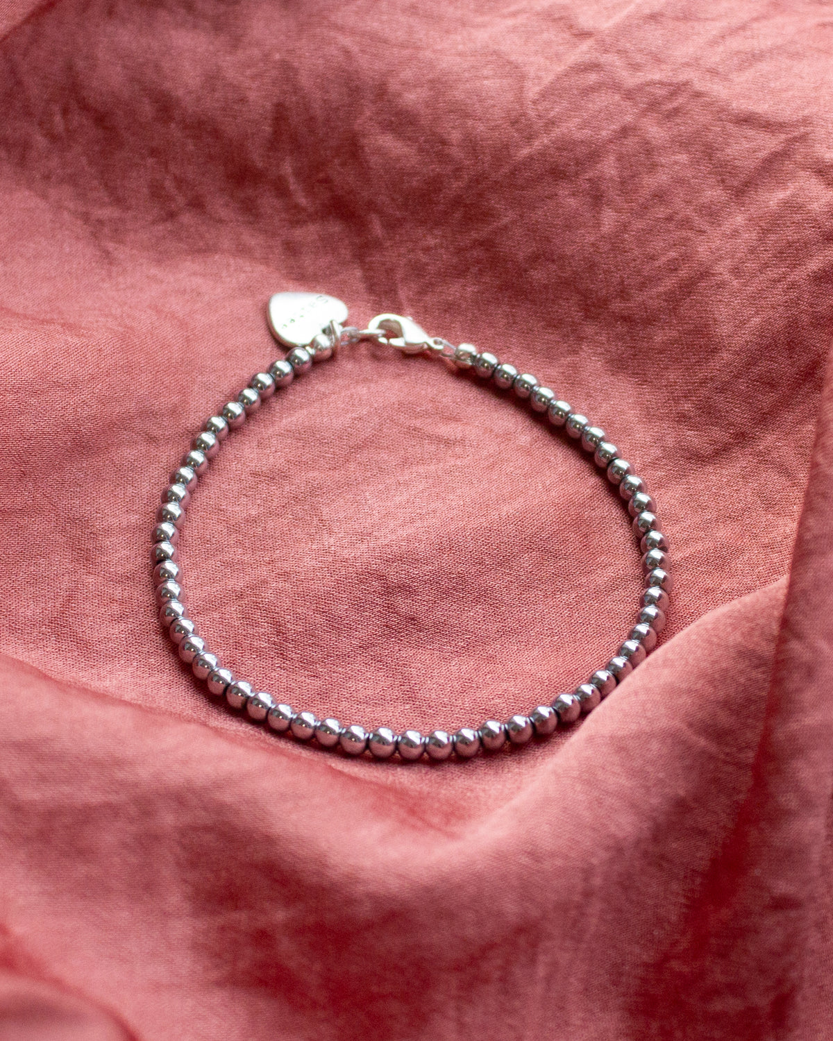 zilver kralenarmbandje met hartjesbedel