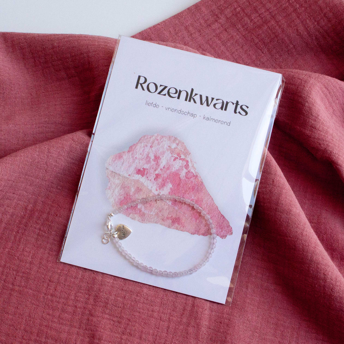zachtroze rozenkwarts kralenarmbandje met geïllustreerde edelsteen ansichtkaart