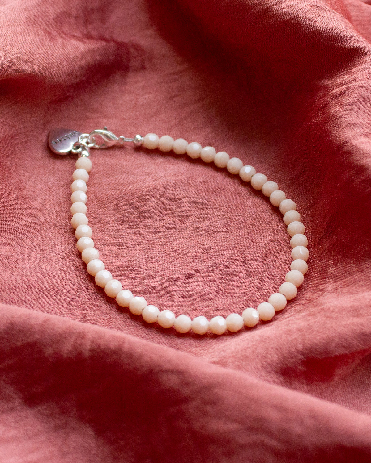 pastelroze kralenarmbandje met hartjesbedel