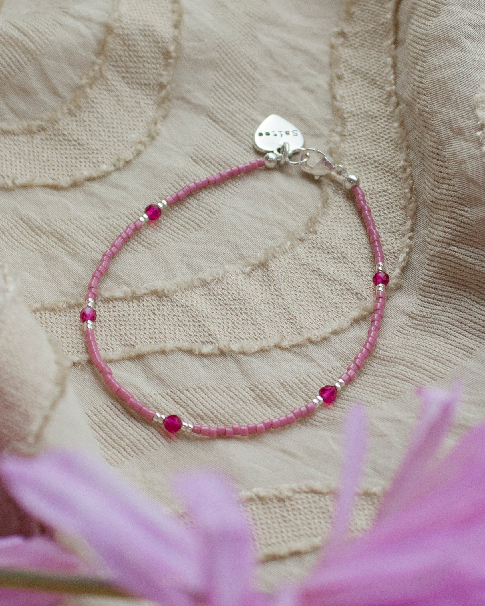 fijn roze kralenarmbandje met hartjesbedel