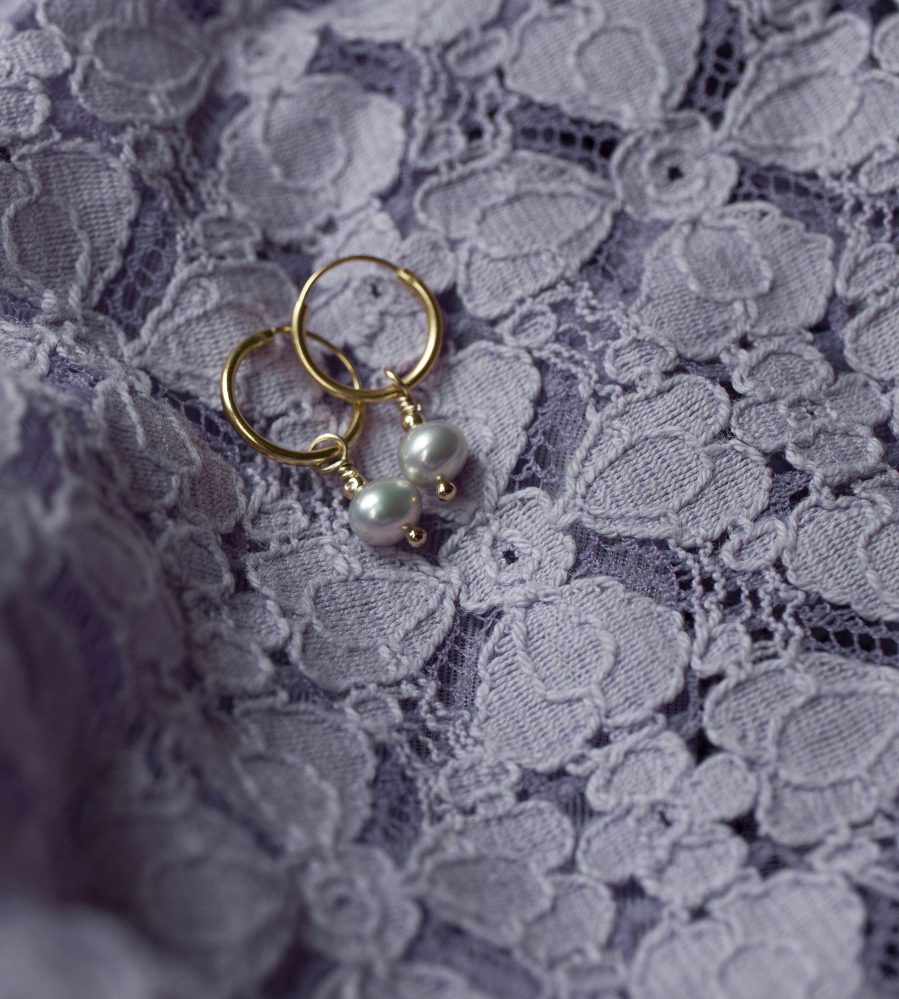 blouse kant lila oorbellen