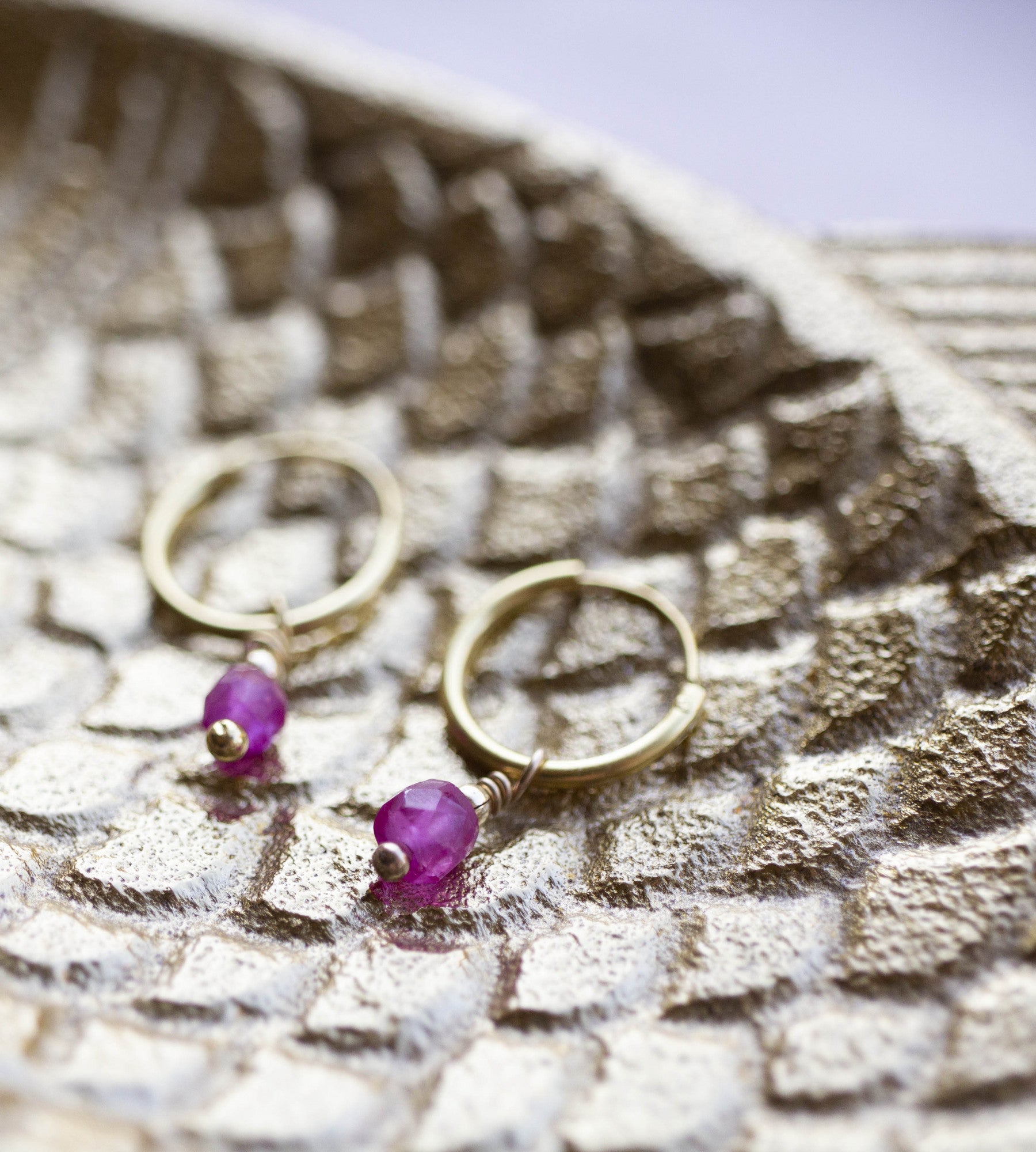 goud schaaltje robijn oorbellen