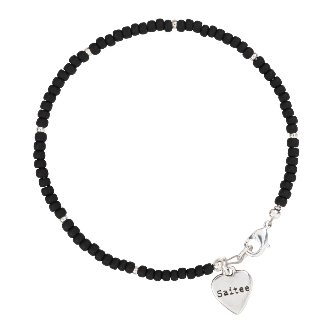 mat zwart kralenarmbandje met hartje