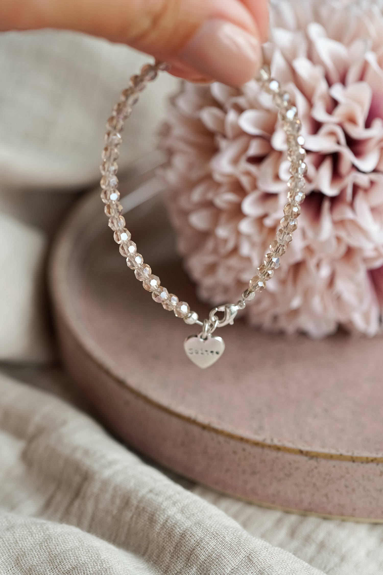 goud beige kralenarmbandje met hartjesbedel