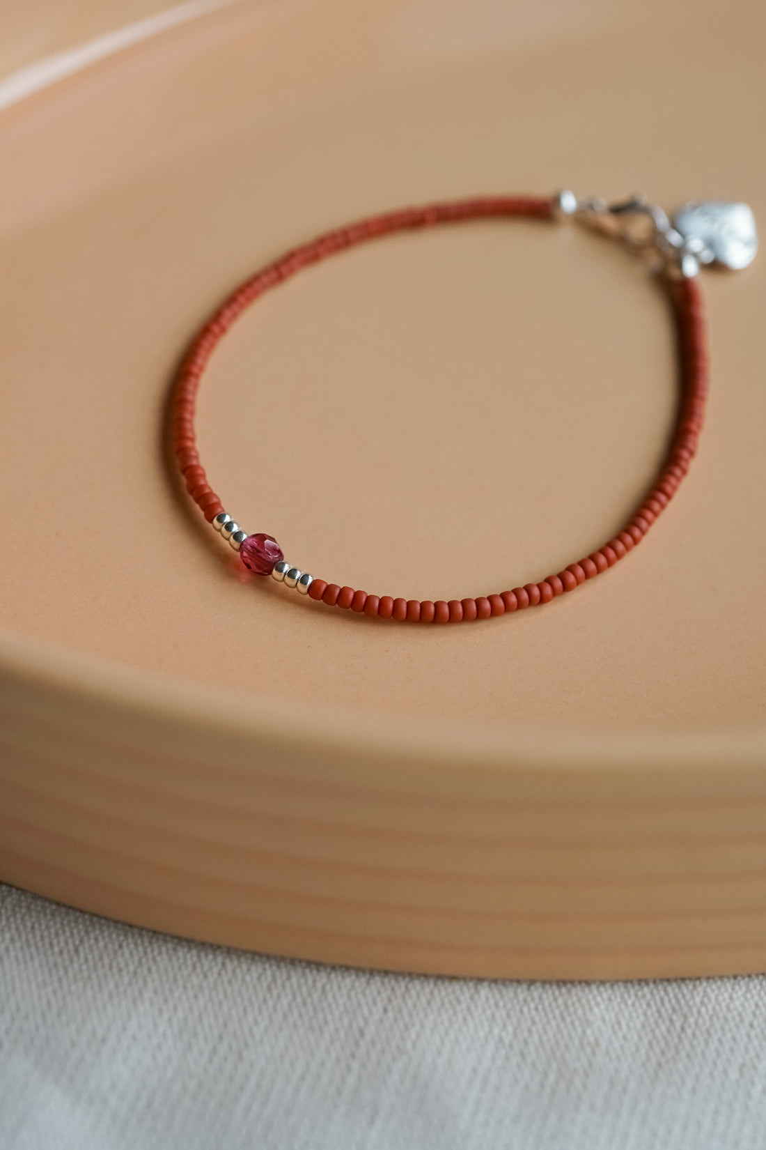 terra roze kralenarmbandje met hartjesbedel