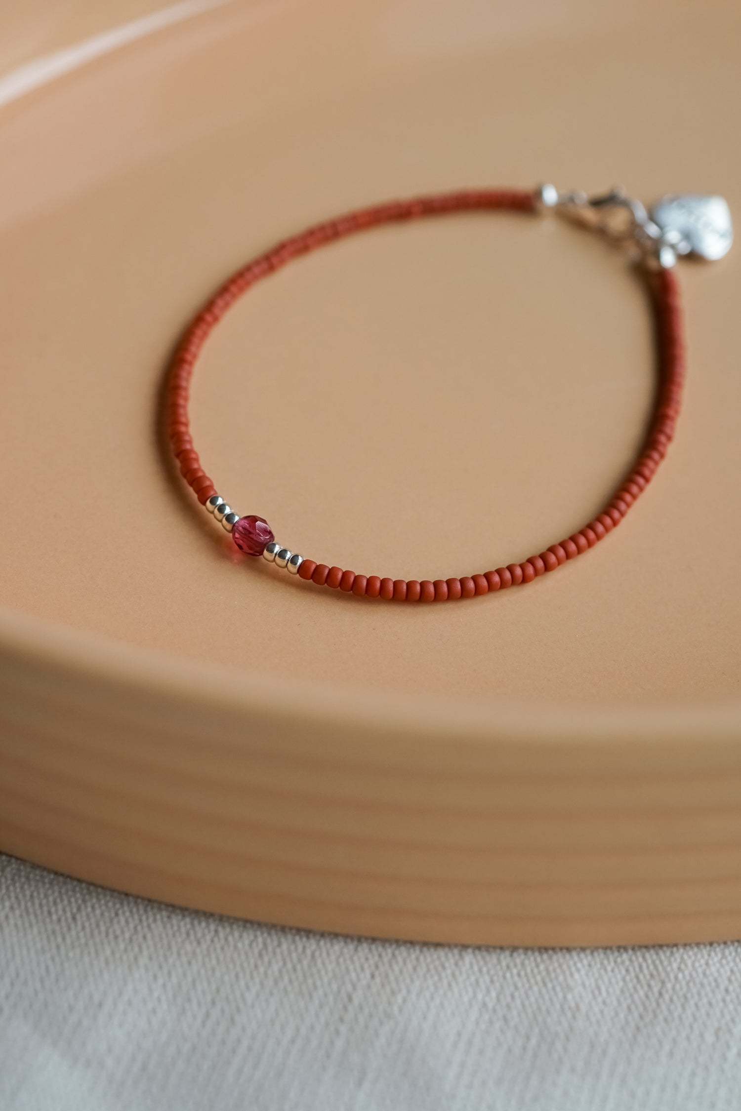 terra roze kralenarmbandje met hartjesbedel