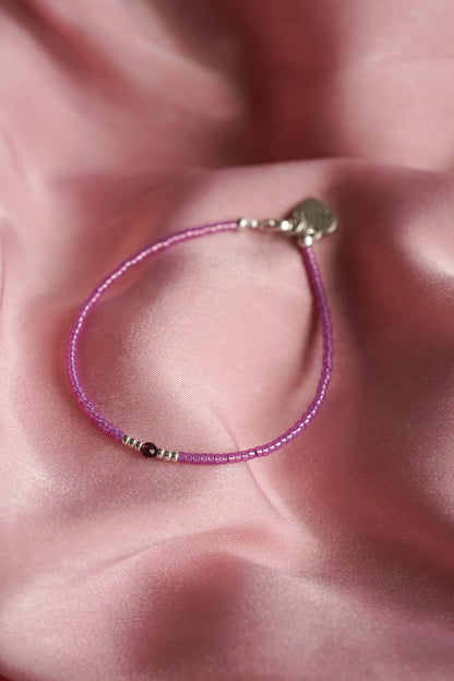 roze lila kralenarmbandje met hartjesbedel