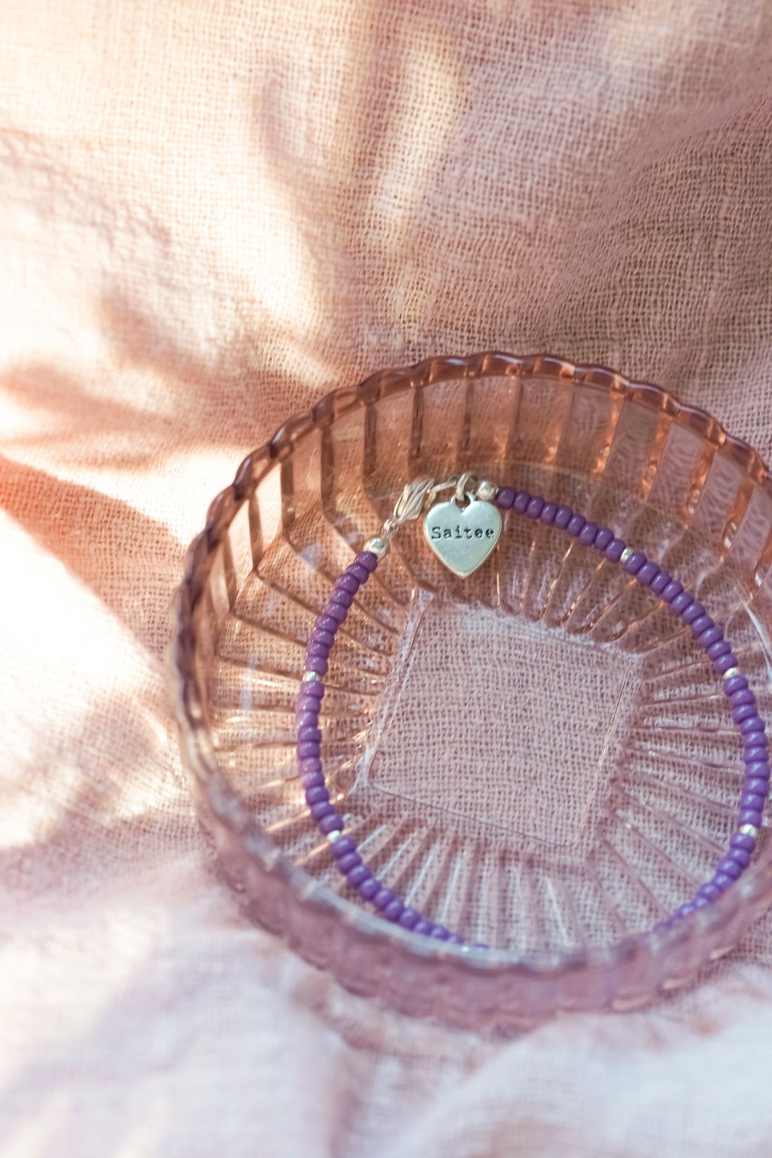 paars fijn kralenarmbandje met hartjesbedel