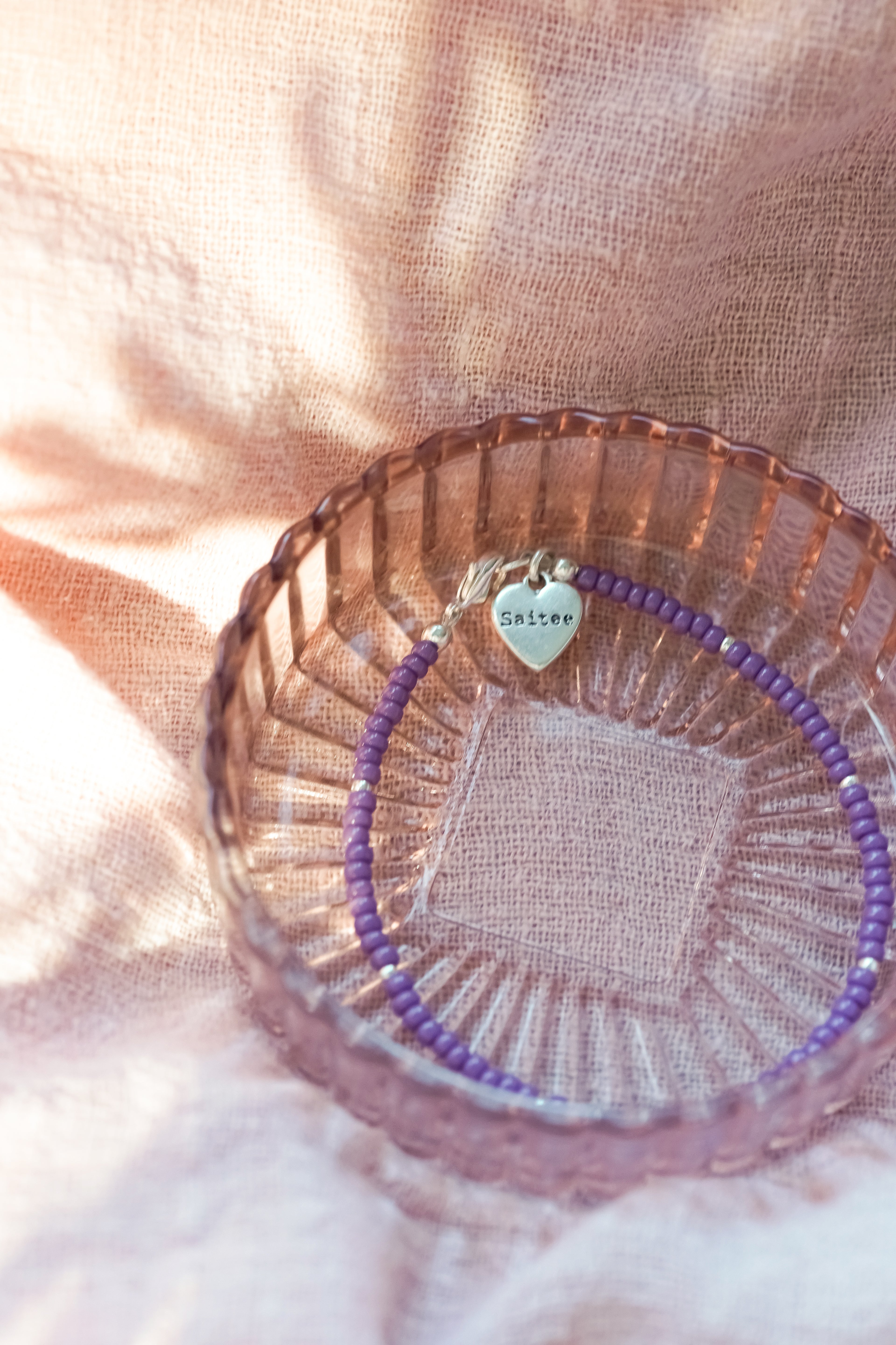 paars fijn kralenarmbandje met hartjesbedel