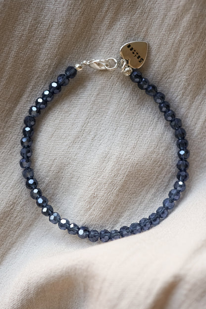 denim donkerblauw glimmend kralenarmbandje met hartjes bedel