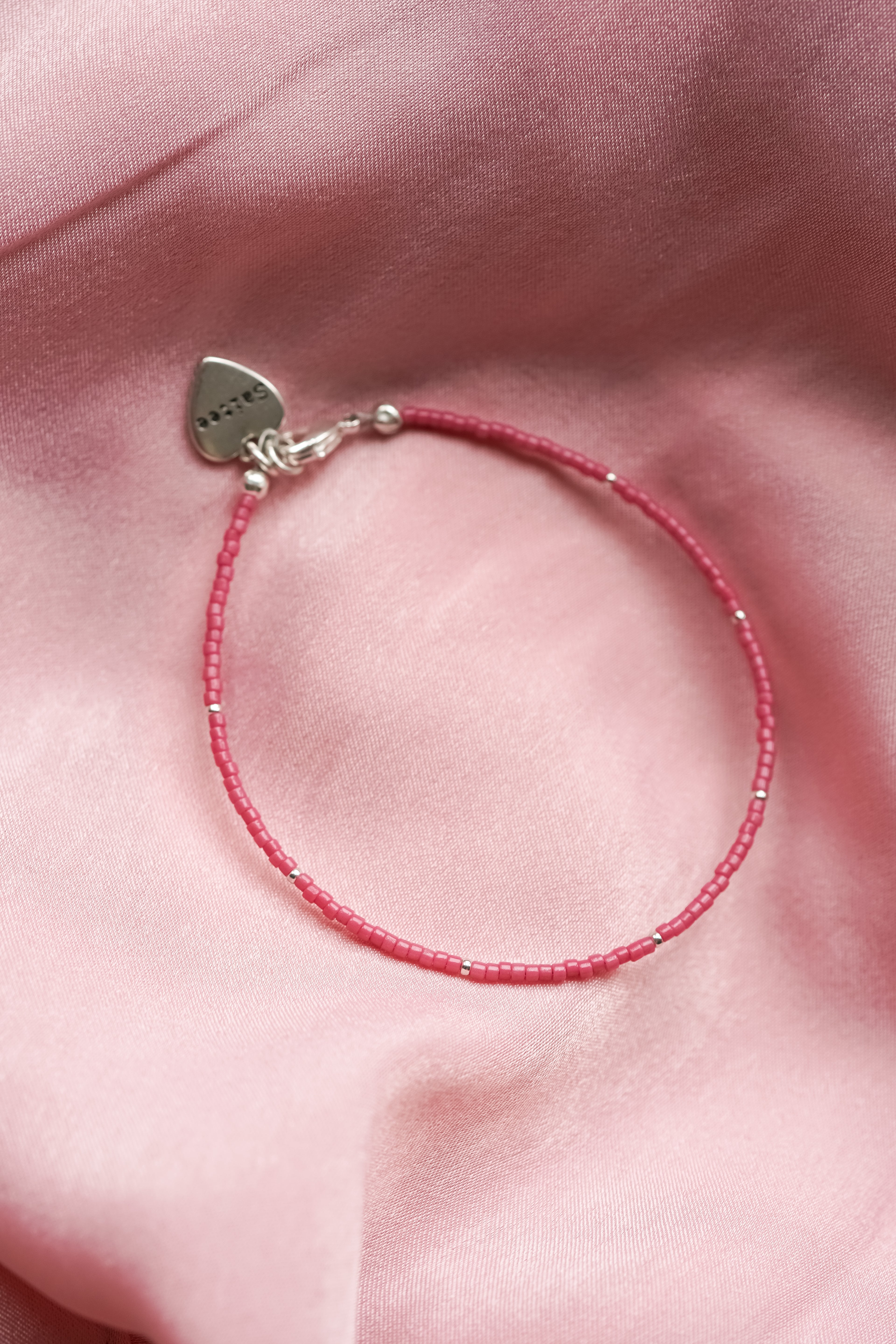 roze fijn kralenarmbandje met hartjesbedel