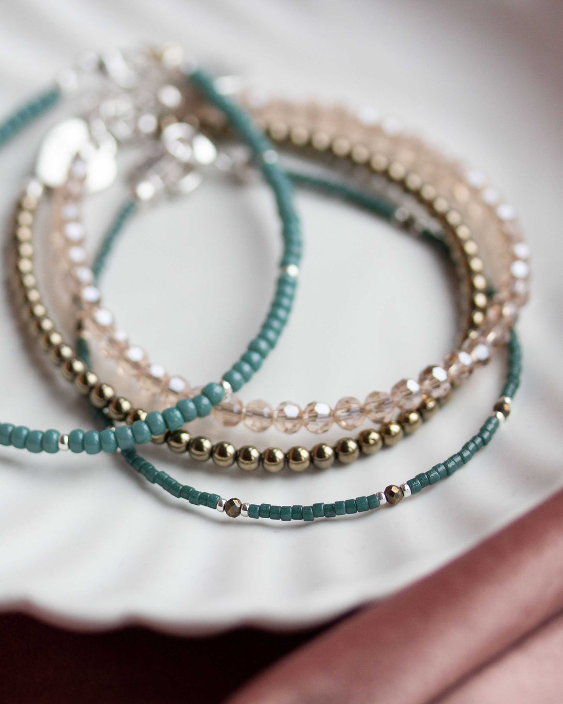 Powerstone gold Saitee armbandje