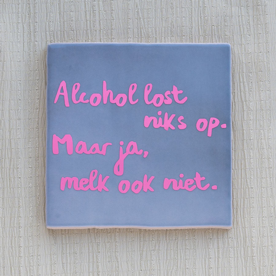 quotetegel met grappige tekst in blauw met roze letters