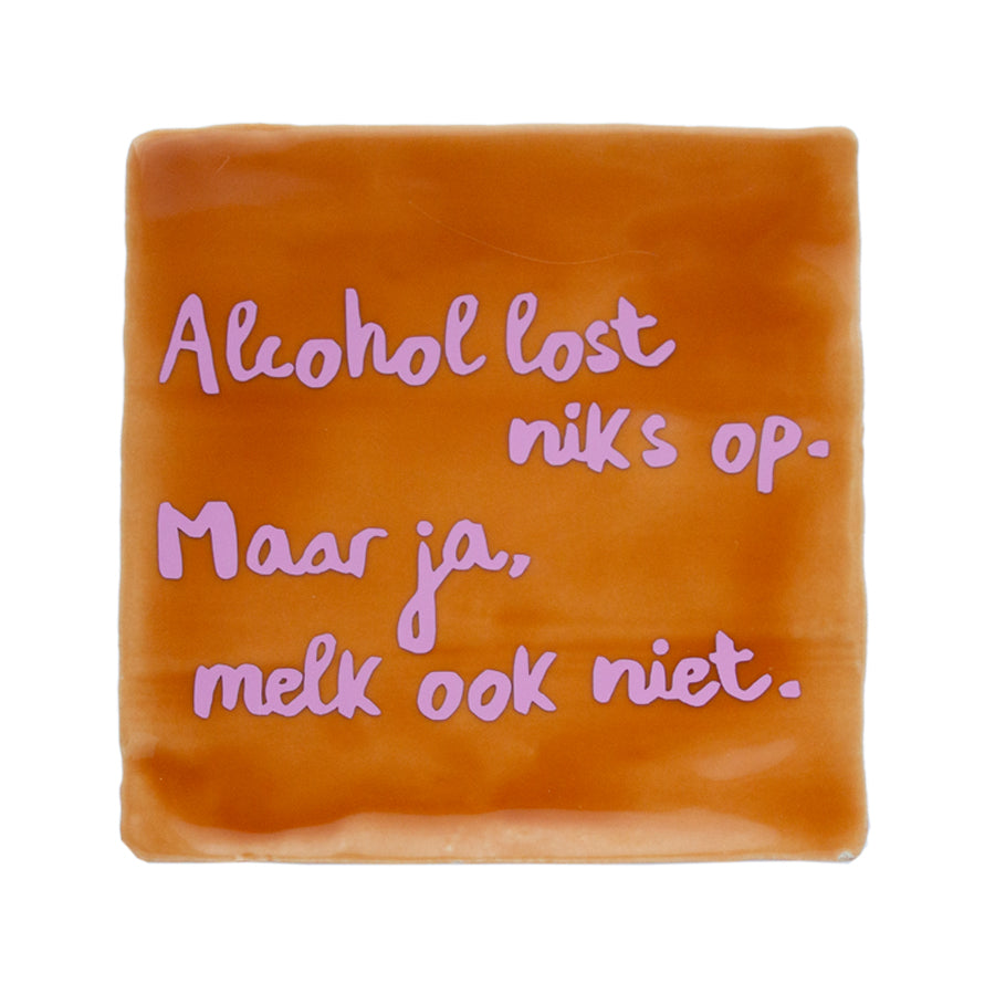 quotetegel met grappige tekst in bruin met lila letters