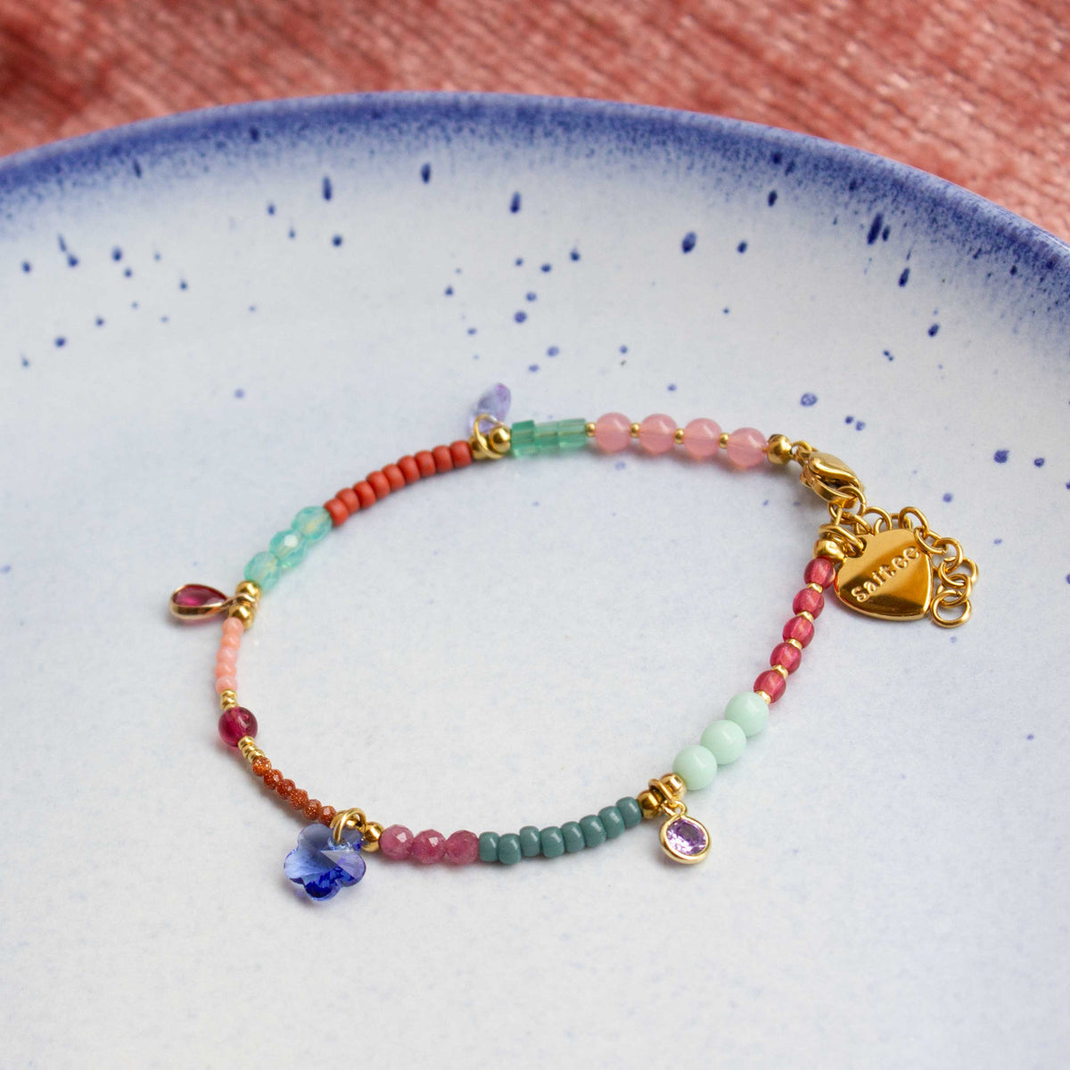 multi gekleurd armbandje met edelstenen kralen en bedels goud