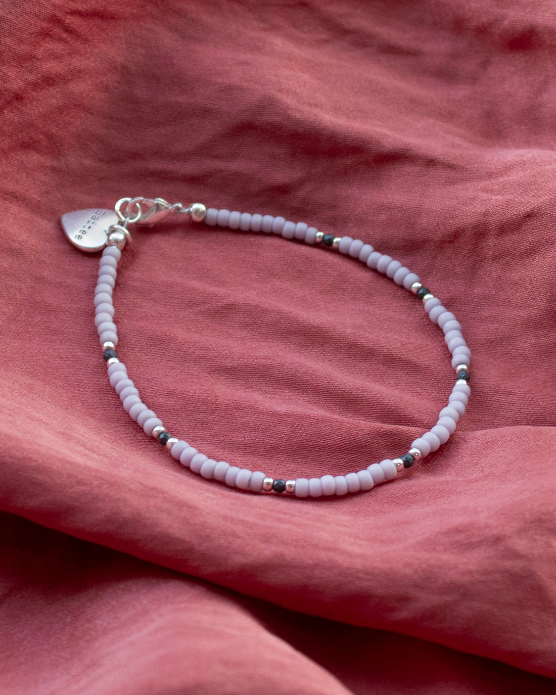 mat lila fijn kralenarmbandje met hartjesbedel