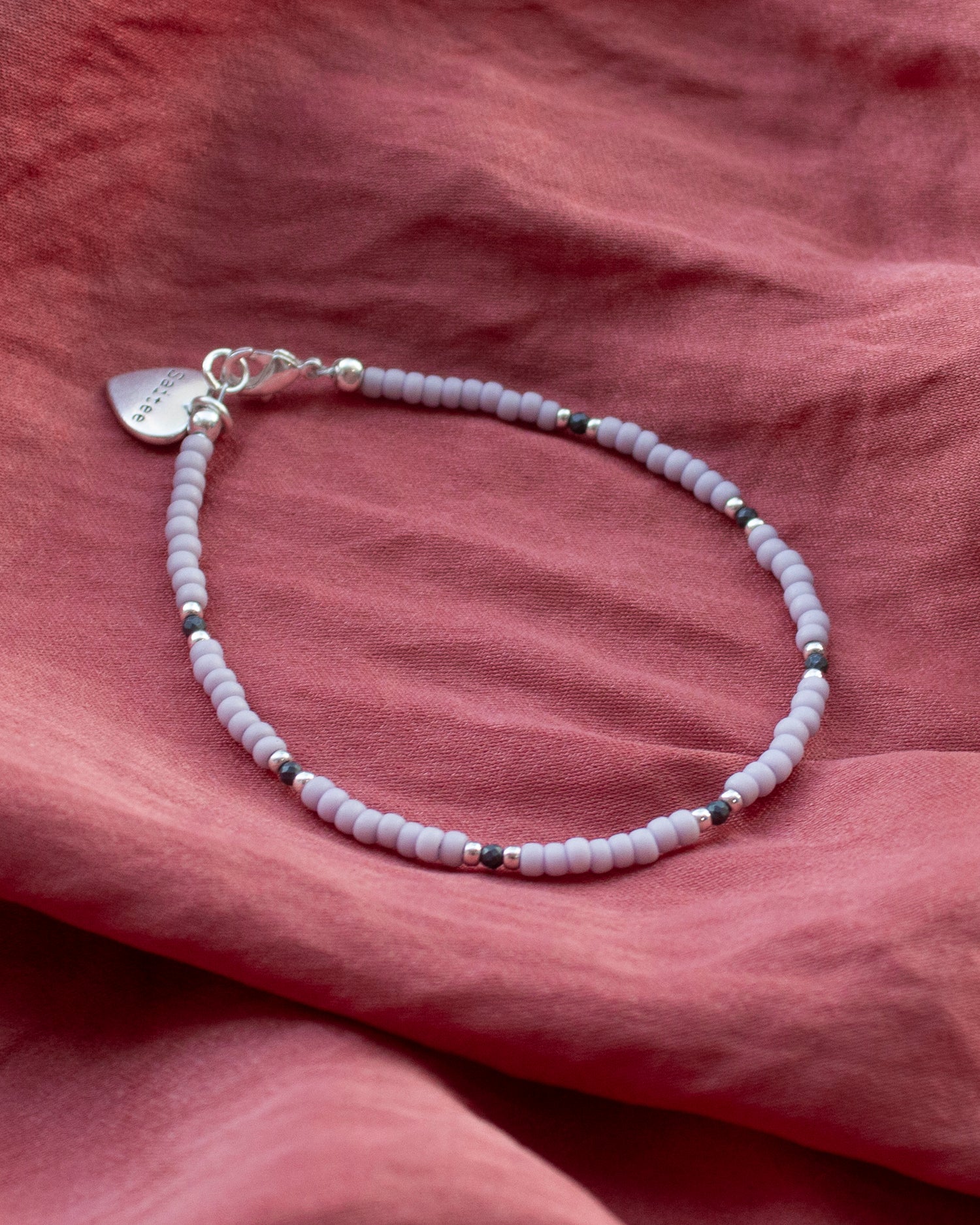 mat lila fijn kralenarmbandje met hartjesbedel