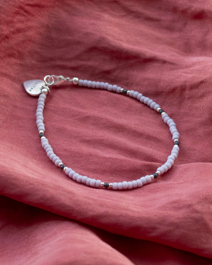 mat lila fijn kralenarmbandje met hartjesbedel