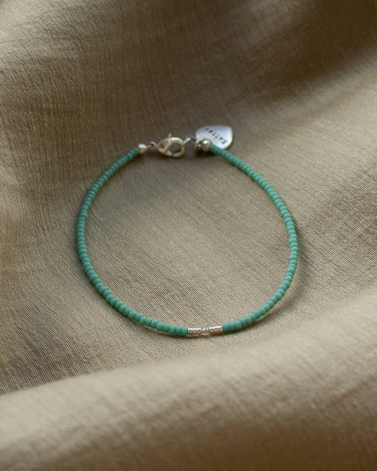 mintgroen fijn kralenarmbandje met hartjesbedel