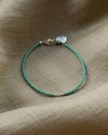 mintgroen fijn kralenarmbandje met hartjesbedel