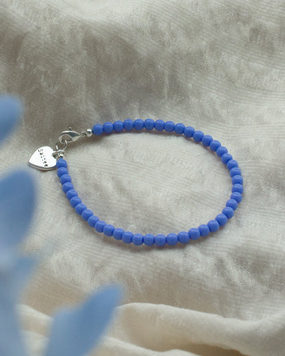 felblauw lila kralenarmbandje met hartjes bedel