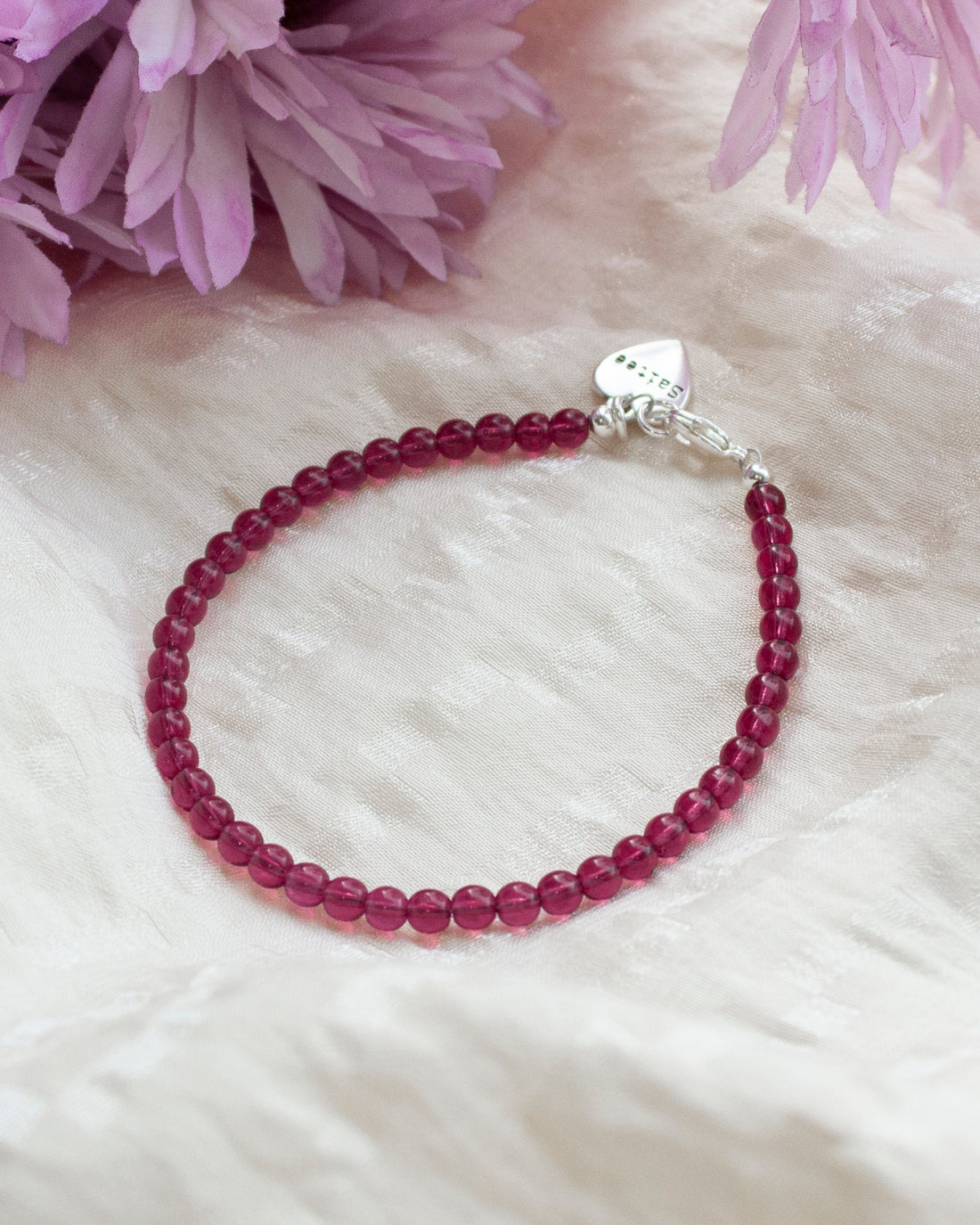 roze paars kralenarmbandje met hartjesbedel