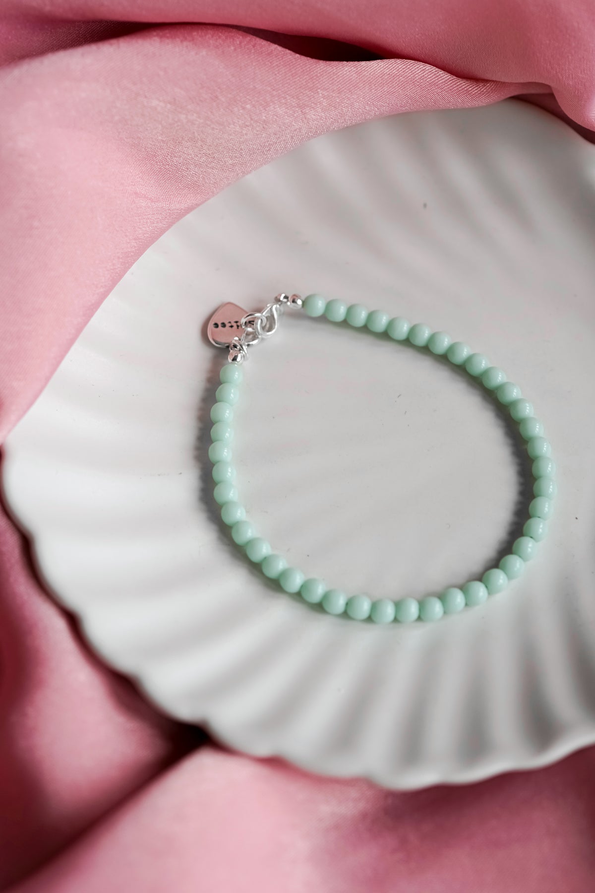 mint kralenarmbandje met hartjesbedel