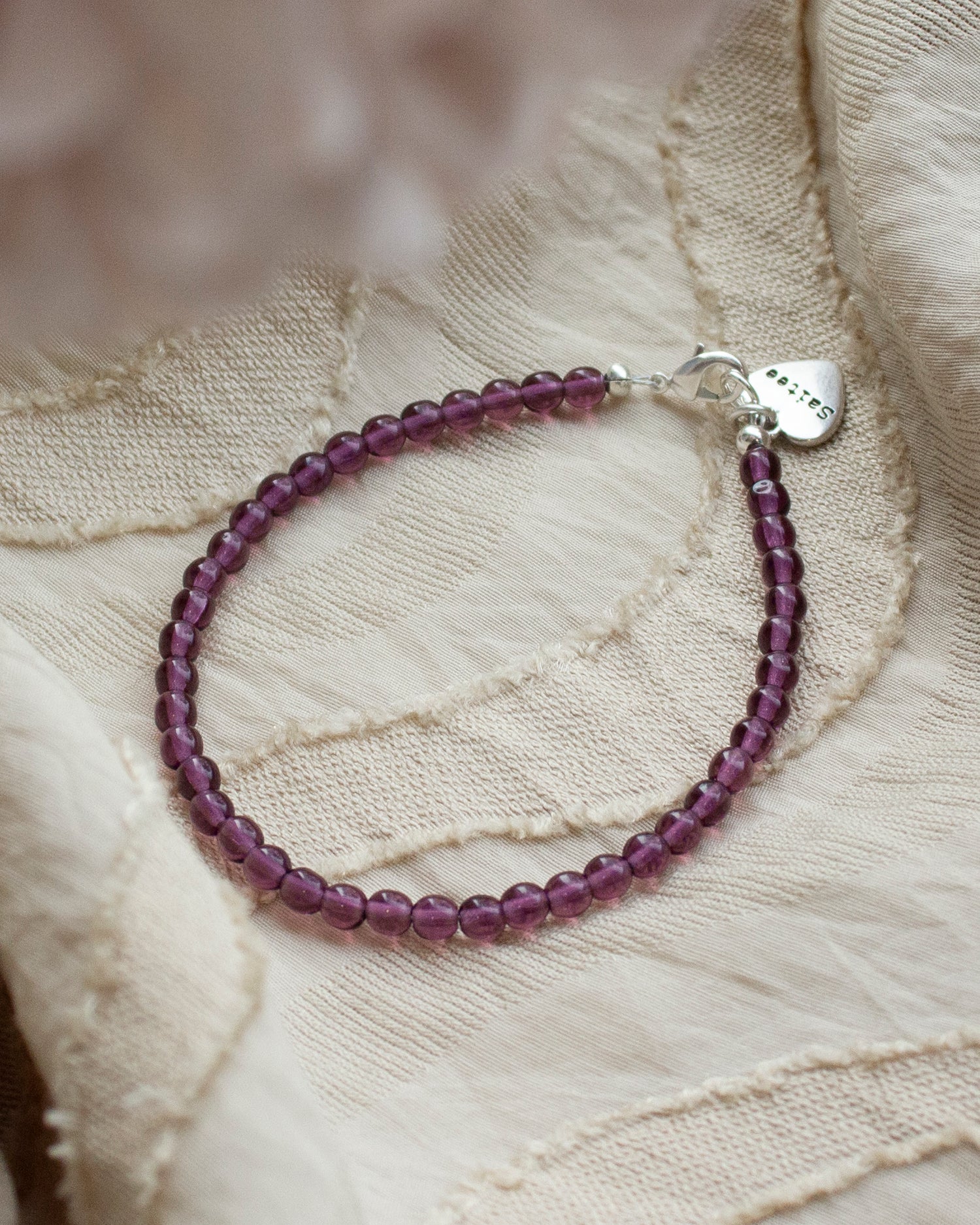 paars kralenarmbandje met hartjesbedel